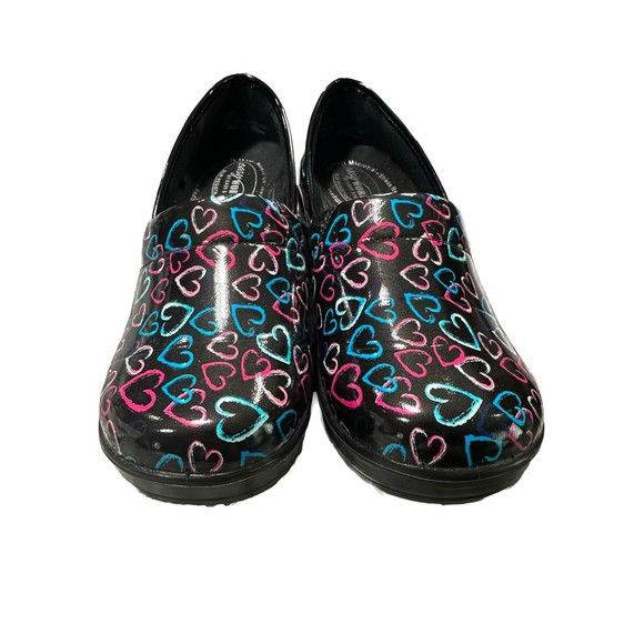 Easy Works by Easy Street Laurie Heart Print Slip-resistant clogs Size 10 - Picture 1 of 6